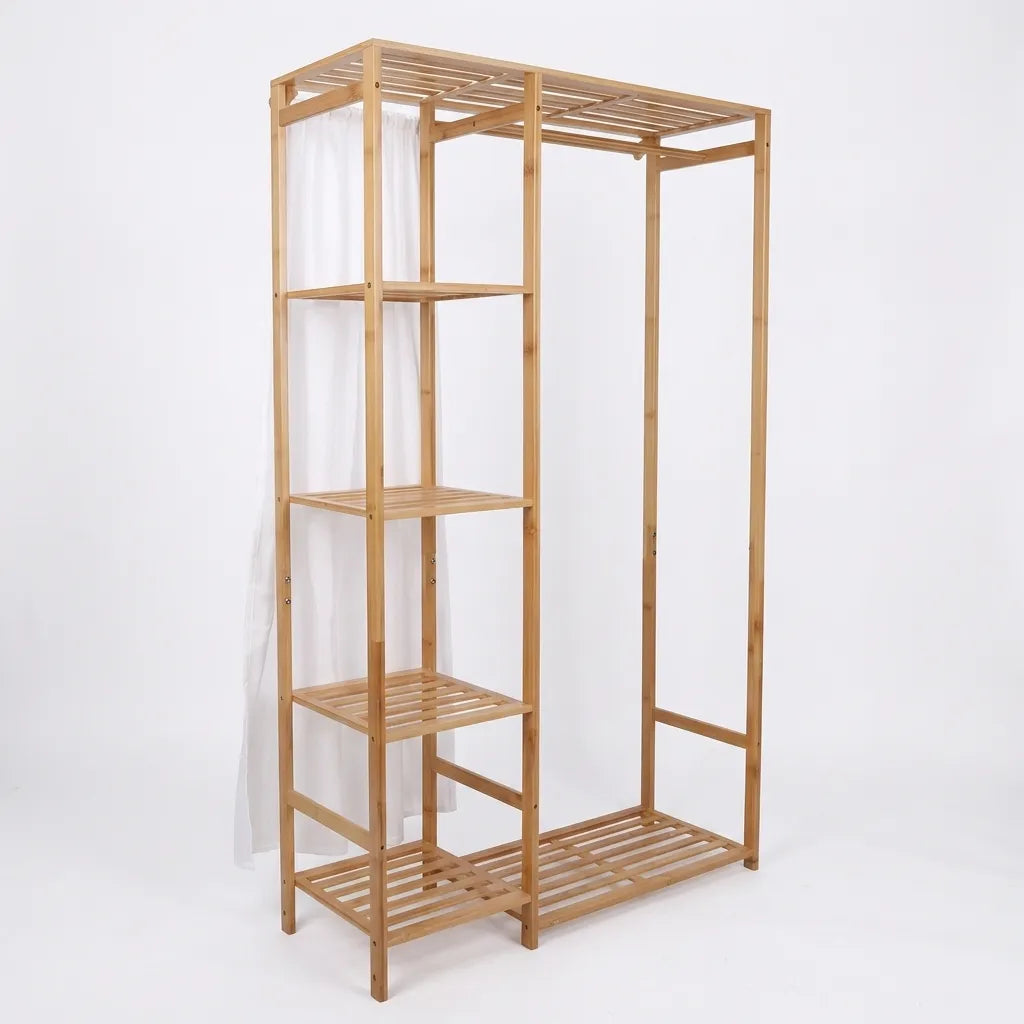 Dressing ouvert Le Wardio en bambou naturel, porte-manteau vertical et étagères, style scandinave.
