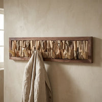 Le Driftio, porte-manteau mural robuste en bois flotté naturel avec cadre clair.