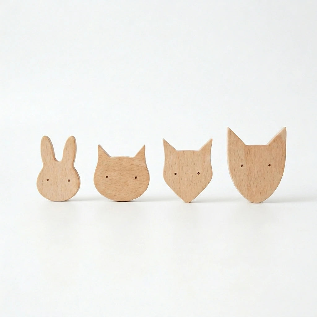 Patères murales enfant Animio en bois de hêtre, designs animaux ludiques.