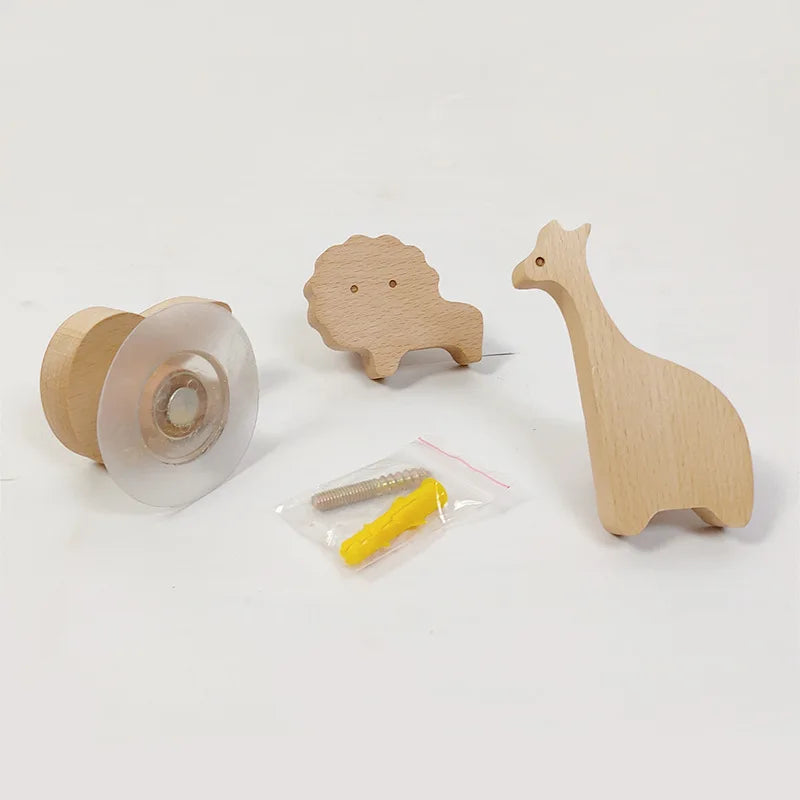 Patères murales enfant Animio en bois de hêtre, designs animaux ludiques.