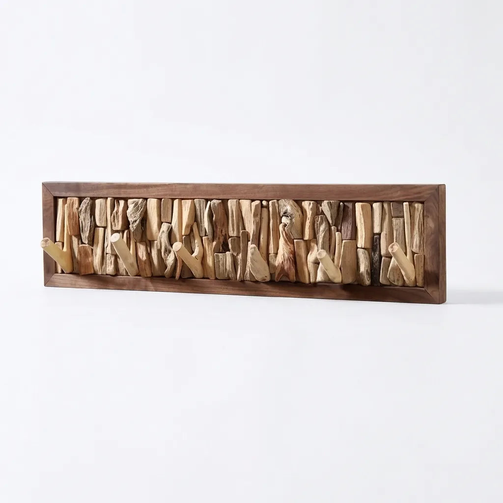 Le Driftio, porte-manteau mural robuste en bois flotté naturel avec cadre clair.