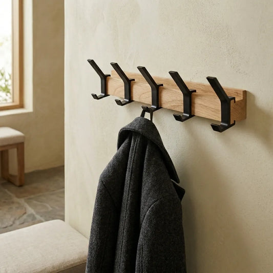 Porte-manteau mural nordique en bois et aluminium pivotant - Le Pivotio